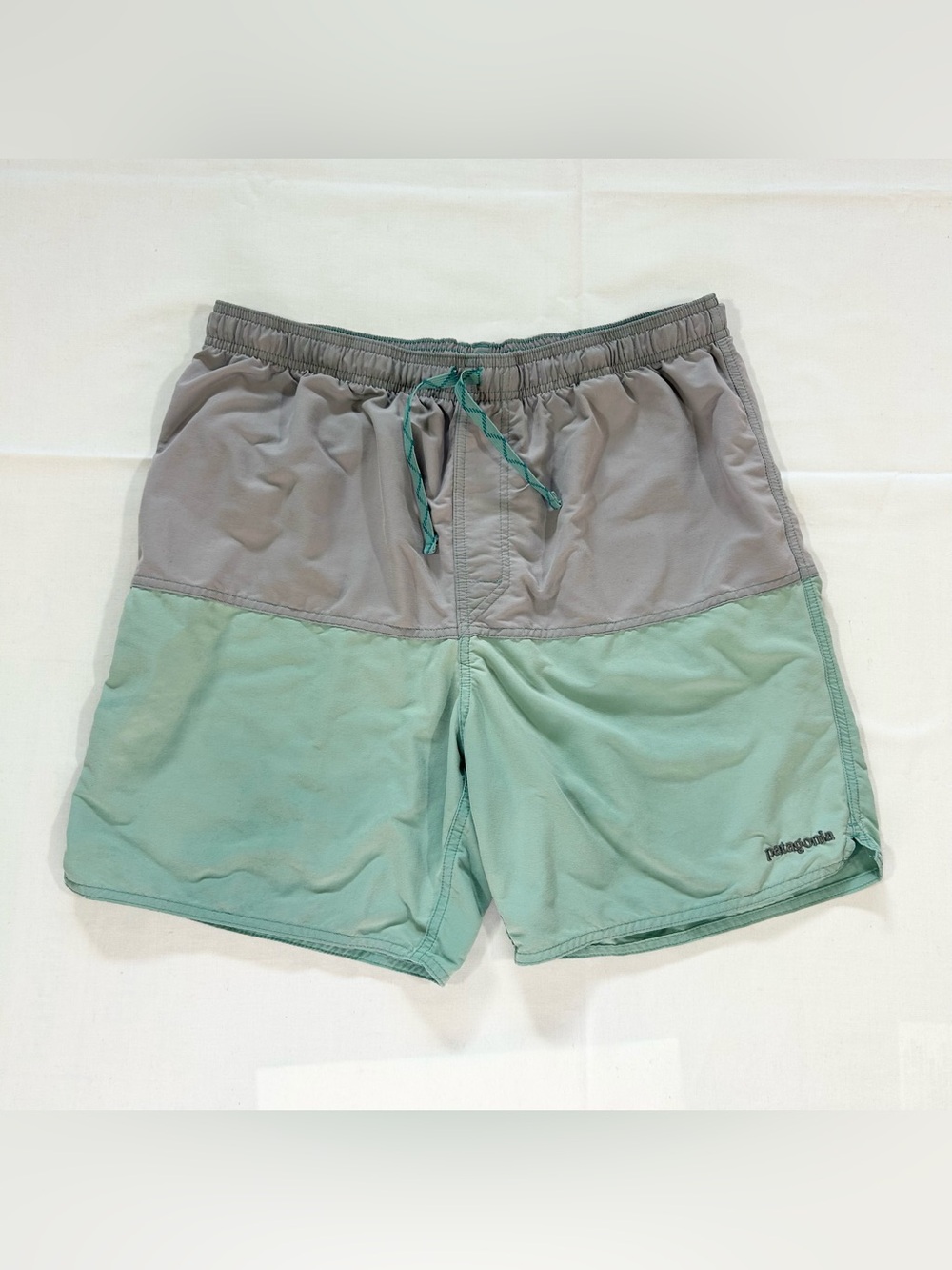 Patagonia Mens L Wavefarer Volley Shorts Colorblock 6.5”Inseam Drawstring Beach
